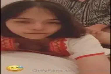 Gadis Imut Cantik Pasrah Posisi Doggy Kasur