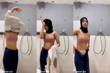 Ukhti Putri Mega Hijab Cantik Bersantai Kasur